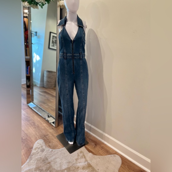 •Alice + Olivia •Noemi Halter Neck Denim Jumpsuit •Worn once •Size: 28 - Picture 3 of 15